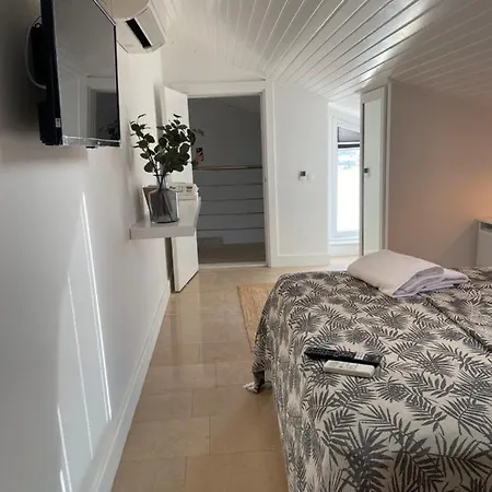 Moonbox Hotel *