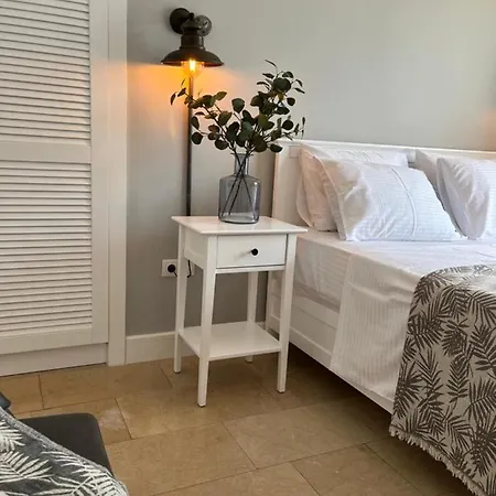 Moonbox Hotel *
